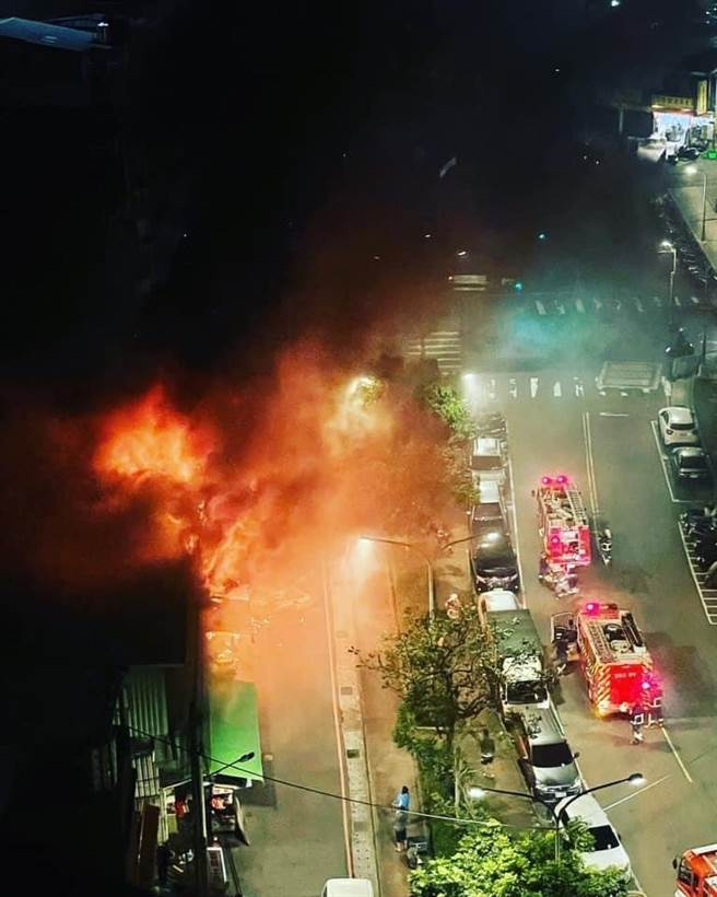 新北市中和区枋寮街某机车行今（13日）凌晨0时许传出火警，警消前往救援。（翻摄自我是中和人脸书）