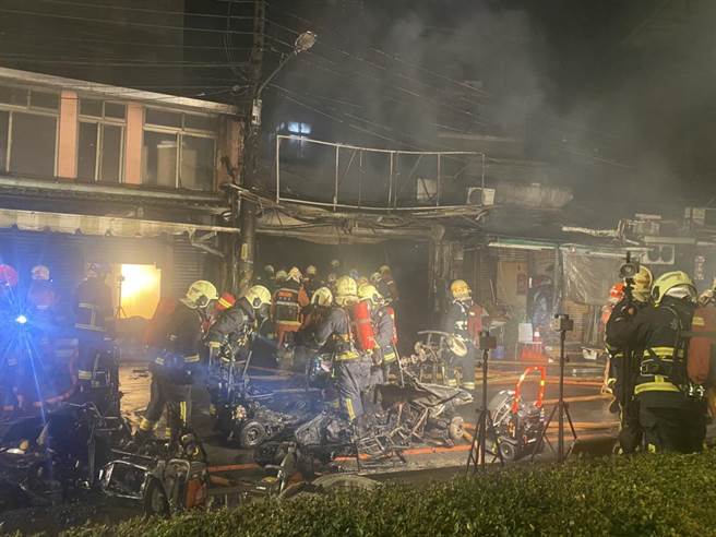新北市中和区枋寮街某机车行今（13日）凌晨0时许传出火警，警消前往救援。（翻摄画面）