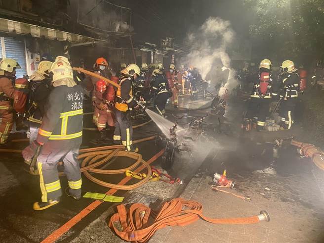 新北市中和区枋寮街某机车行今（13日）凌晨0时许传出火警，警消前往救援。（翻摄画面）