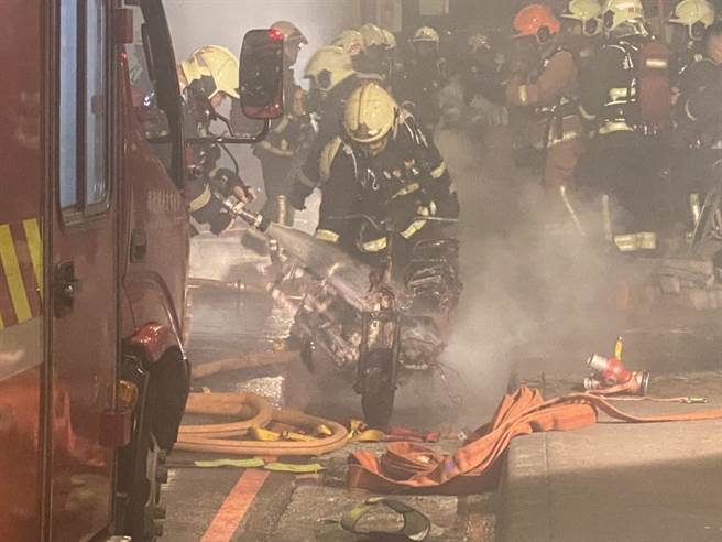新北市中和区枋寮街某机车行今（13日）凌晨0时许传出火警，警消前往救援。（翻摄画面）