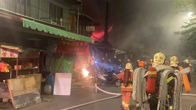 新北市中和区枋寮街某机车行今（13日）凌晨0时许传出火警，警消前往救援。（翻摄画面）