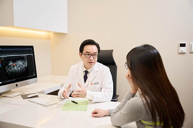 何彦秉医师建议，有计画晚生育的女性，应尽早考虑冻卵议题。（医师提供）
