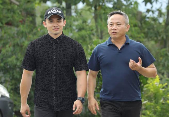 在父亲过世后，陈彦翰（左）决定募资重建台东孩子的书屋。（贝壳放大群眾集资顾问公司提供／林志成台北传真）