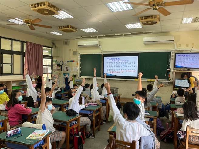 清水交通分隊進行交安宣導，小朋友開心舉手搶答，氣氛十分活潑熱烈。（警方提供）