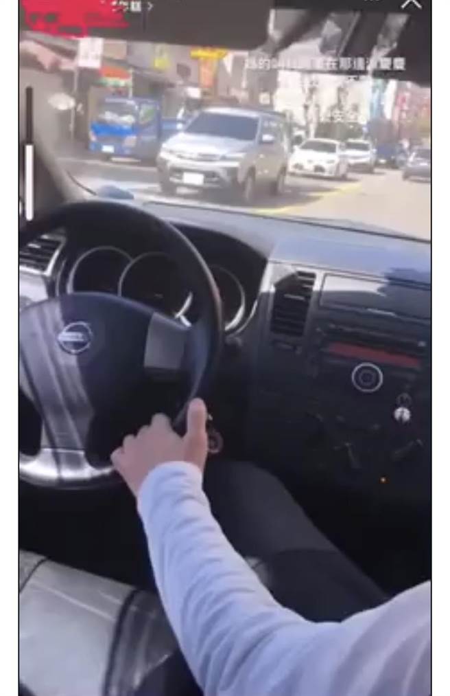 高雄一名男子坐在副驾跨脚开车，相当危险。（摘自Dcard）