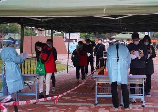 广东省东莞市大朗镇近日爆发本土疫情，民眾排队检测。（东网）