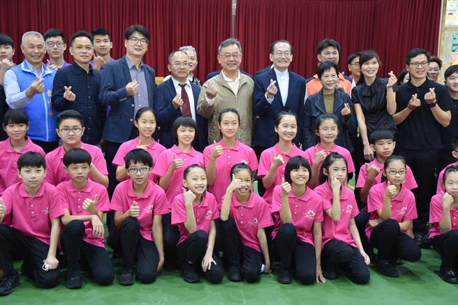 义大院长杜元坤捐赠澎湖文澳国小打击乐器，希望能为音乐教育尽一分心力，把美的乐音传递给大家。　（澎湖县政府提供／林雅惠传真）