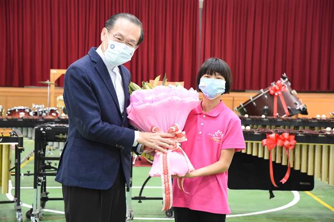 义大院长杜元坤捐赠澎湖文澳国小打击乐器，希望能为音乐教育尽一分心力，校方感谢他的慨捐义举，解决燃眉之急。　（澎湖县政府提供／林雅惠传真）