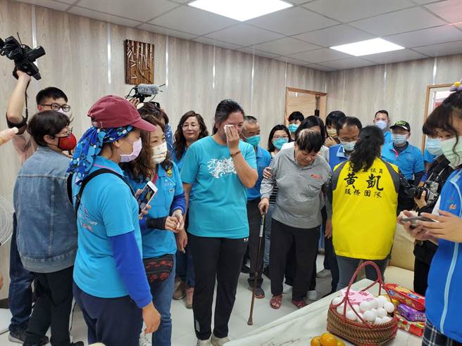 吳女士（拭淚者）第一眼看到台灣希望義工團為她家打造的便利屋完工模樣，感動得掉眼淚。（周麗蘭攝）