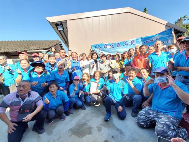 台灣希望義工團發動230人次義工幫古坑鄉桂林村經濟弱勢的吳家完成便利屋，13日交屋送給吳家人，全體留下此行最後一張合照。（周麗蘭攝）