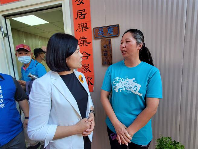 縣長張麗善（左）慰問吳碧雲女士。（周麗蘭攝）