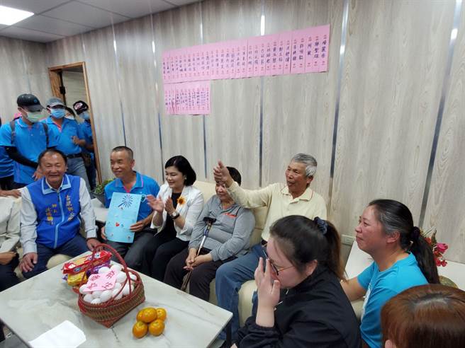 吳家阿公舉大拇指謝謝台灣希望義工團。（周麗蘭攝）