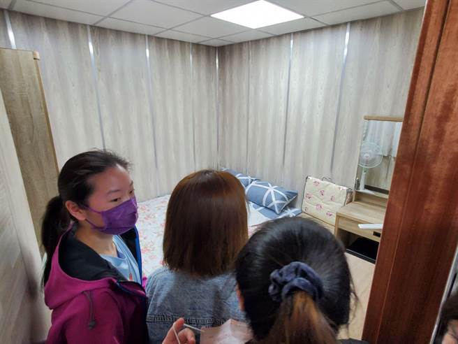 三個大女孩看到煥然一新的房間很感恩。（周麗蘭攝）