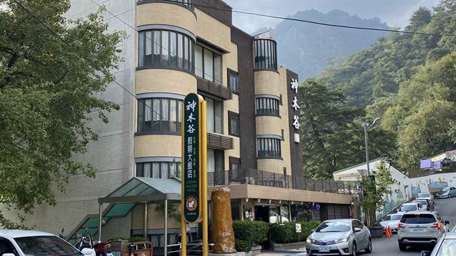 白色情人節前夕，許多情侶爭相朝聖神木谷飯店的「姻緣豬」銅雕。（王文吉攝）