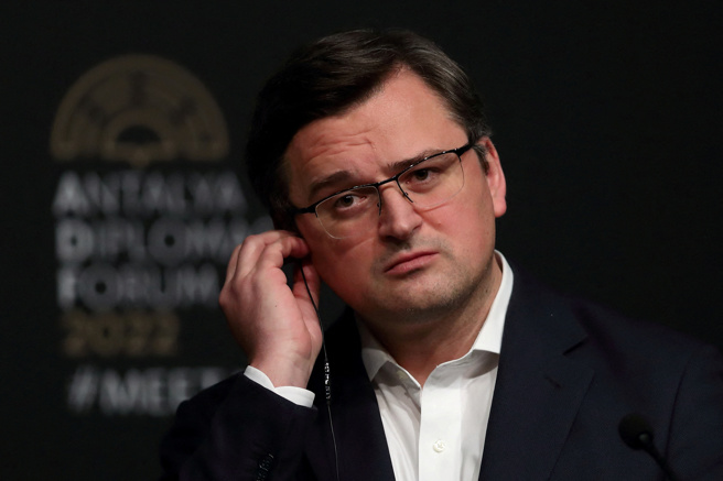 乌克兰外交部长库列巴（Dmytro Kuleba）今天表示，乌克兰已对谈判做好准备，以结束两周前俄罗斯发动的入侵战争，但不会投降，也不会接受最后通牒。(图／路透社)