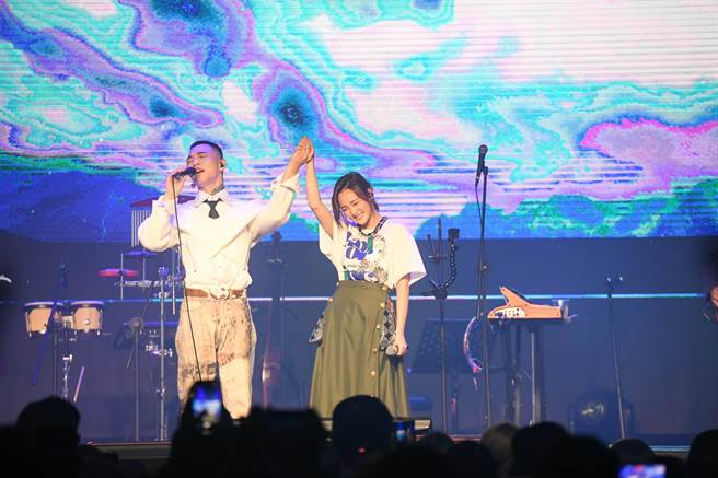 傻子與白痴高雄演唱會邀王淨浪漫牽手演繹〈第一支舞〉。（相信音樂提供）