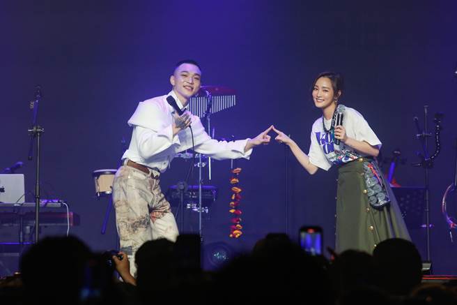 傻子與白痴高雄演唱會邀王淨浪漫牽手演繹〈第一支舞〉。（相信音樂提供）