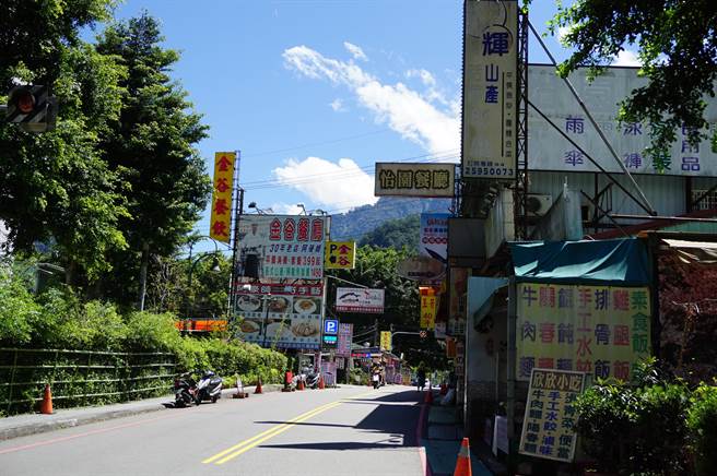 谷关风景区位于中横公路西段门户，聚集多家山产餐厅。（王文吉摄）