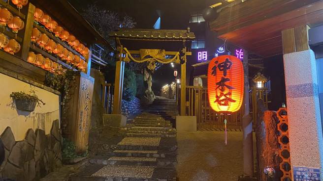 谷关温泉街充满浓浓日本街道氛围。（王文吉摄）
