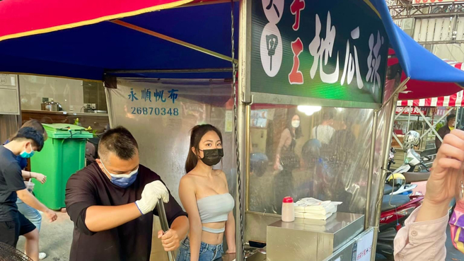 日前在台中大甲一名身穿白色爆乳裝的老闆娘賣地瓜球，被民眾PO上網後，引發大批網友討論、朝聖，有網友直接貼出老闆娘的臉書，更有人加碼透露新竹也有正妹在賣章魚燒。（圖／翻攝自爆廢公社公開板）