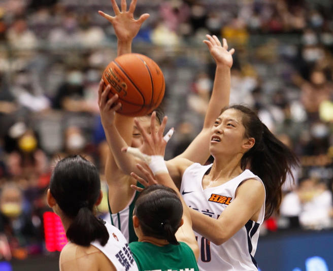 永仁林静妍（右）单场16分，获选为单场MVP。（陈怡诚摄）