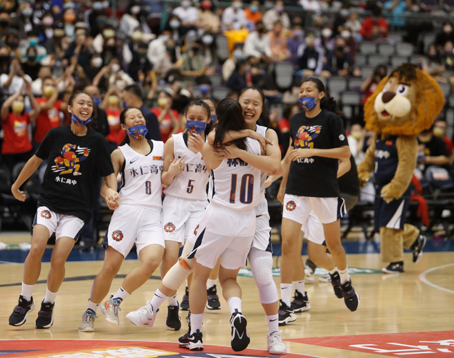 永仁高中击败阳明高中，获得110学年度HBL女子组季军，全队赛后开心拥抱。（陈怡诚摄）