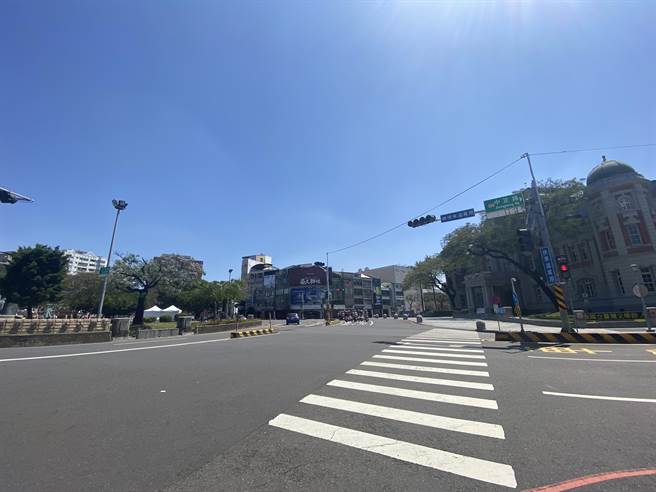 汤德章纪念公园正好与台湾文学馆隔着中正路面对面。（曹婷婷摄）