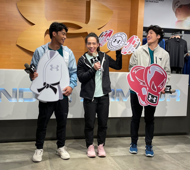 「举重女神」郭婞淳（中）出席运动品牌记者会。（毛琬婷摄）