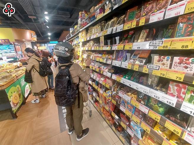 因应俄乌情势，国发会就能源、民生物资、工业物料影响，明赴立院经委会提出说明。图为北市卖场民眾选购状况。（张铠乙摄）