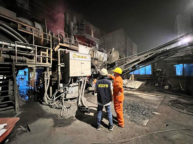 環保局查核工廠設備使用狀態。（高市環保局提供／袁庭堯高雄傳真）