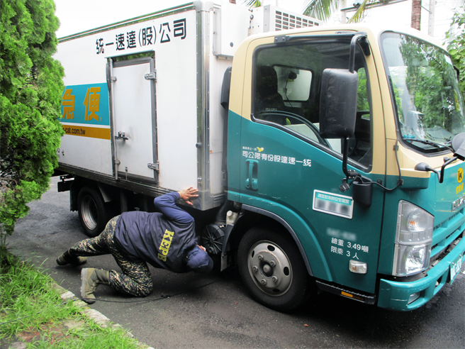 環保局針對超商物流車檢驗。（高市環保局提供／袁庭堯高雄傳真）