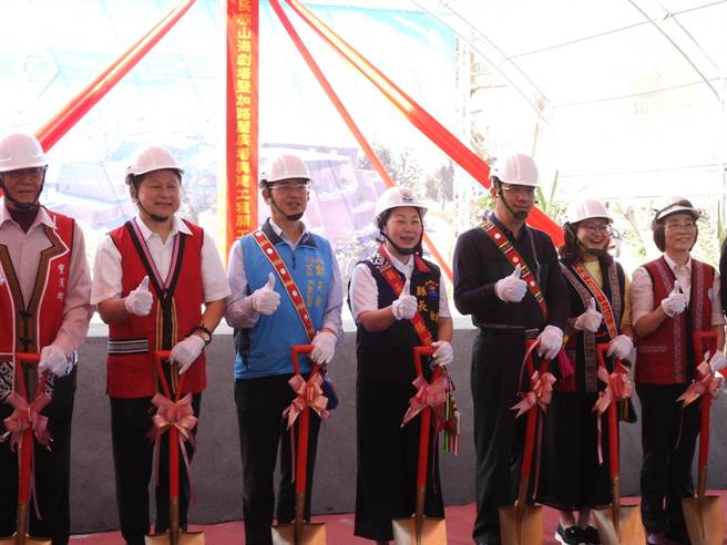 花莲县政府规画在丰滨乡办理「原住民族山海剧场暨加路兰广场兴建计画」，歷经11年逐一取得取得部落会议同意、通过土地变更计画、挺过物价波动等因素，终于在今天动土开工。（罗亦晽摄）