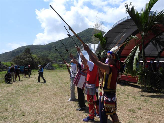 花莲「原住民族山海剧场暨加路兰广场兴建计画」今开工动土，由矶崎部落族人对空鸣枪，祝福工程顺利。（罗亦晽摄）