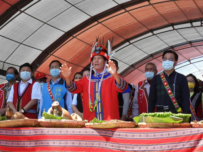 花莲「原住民族山海剧场暨加路兰广场兴建计画」今开工动土，由矶崎部落头目张金盛率领大家进行传统祭祖仪式，祈求工程顺利。（罗亦晽摄）