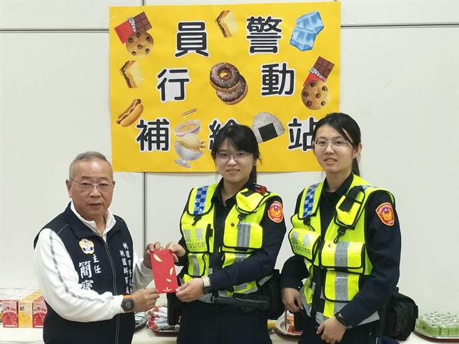 桃園警友辦室處主任簡寶鋐體貼駐守桃園地景藝術節的桃園警分局員警，除到場慰問也準備飲料、茶點公輪班同仁補充體力。(警方提供／蔡依珍桃園傳真)