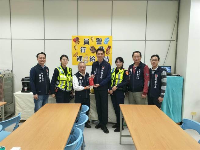 桃園警友辦室處主任簡寶鋐體貼駐守桃園地景藝術節的桃園警分局員警，除到場慰問也準備飲料、茶點公輪班同仁補充體力。(警方提供／蔡依珍桃園傳真)