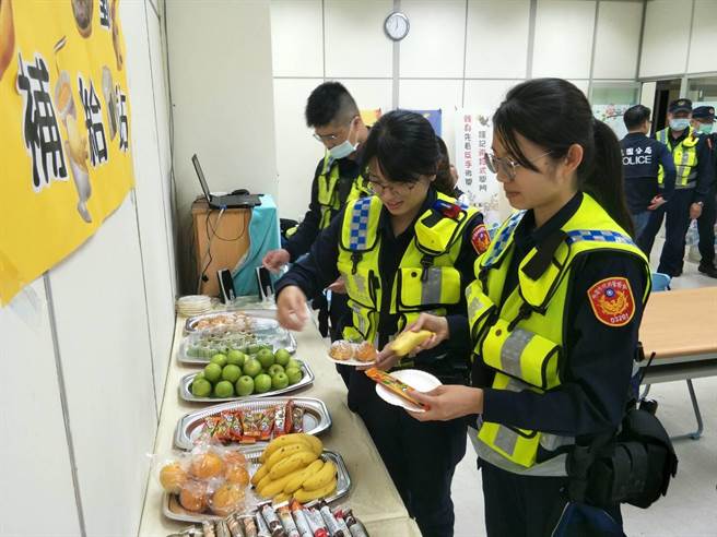 桃園警友辦室處主任簡寶鋐體貼駐守桃園地景藝術節的桃園警分局員警，除到場慰問也準備飲料、茶點公輪班同仁補充體力。(警方提供／蔡依珍桃園傳真)