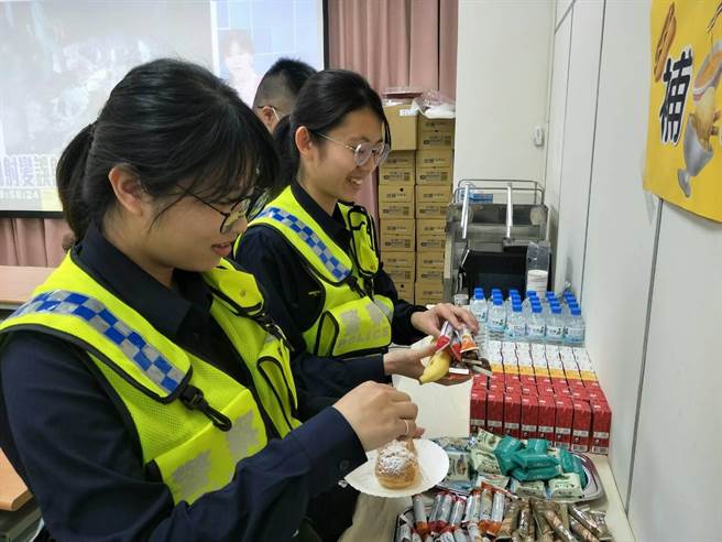桃園警友辦室處主任簡寶鋐體貼駐守桃園地景藝術節的桃園警分局員警，除到場慰問也準備飲料、茶點公輪班同仁補充體力。(警方提供／蔡依珍桃園傳真)