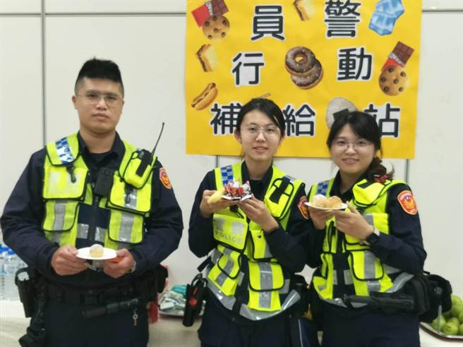 桃園警友辦室處主任簡寶鋐體貼駐守桃園地景藝術節的桃園警分局員警，除到場慰問也準備飲料、茶點公輪班同仁補充體力。(警方提供／蔡依珍桃園傳真)