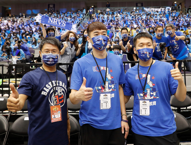 羽球好手李洋（右）、王齊麟（中）欣賞HBL男子組季軍戰。（陳怡誠攝）