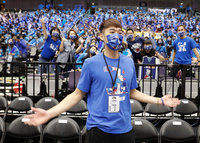 王齊麟和能仁家商啦啦隊合影。（陳怡誠攝）