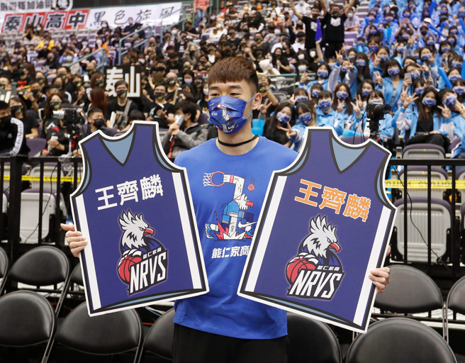 王齊麟到台北小巨蛋欣賞HBL男子組季軍戰，替能仁家商學弟加油。（陳怡誠攝）