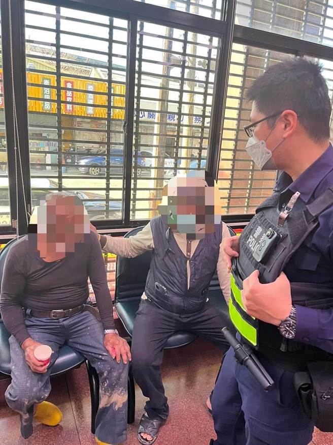 张姓老翁在眾人劝说下，才知是一场诈骗。（翻摄照片／李京升苗栗传真）