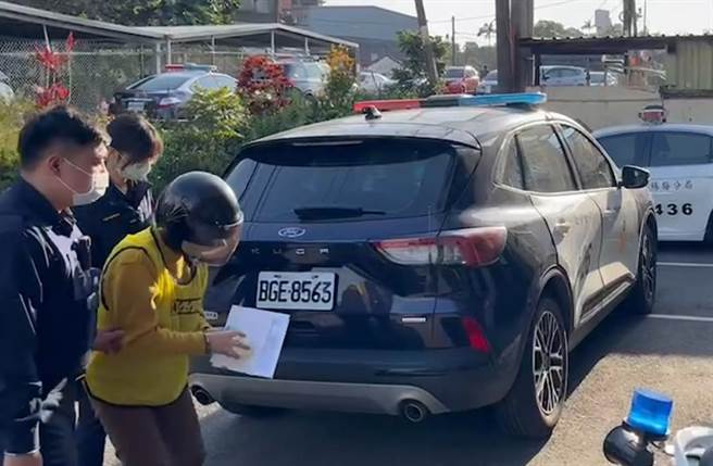 男子吸金3億遭通緝違規迴轉仍遭警方逮獲。(楊梅警分局提供／呂筱蟬桃園傳真)