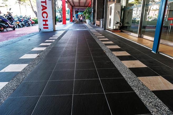 县府在竹北市光明六路推动骑楼整平计画，增加视觉引导等措施，内政部营建署现勘获评满分，新竹县无障碍环境考核也获非六都第一名。（罗浚滨摄）