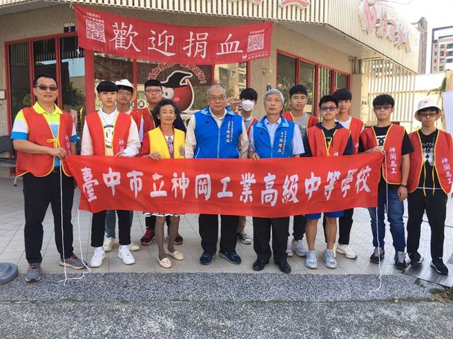 神冈高工学生在实习处主任林益玮带队下，前往担任捐血志工服务。（校方提供）