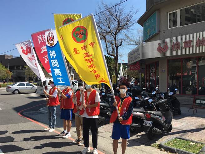 神冈高工学生在实习处主任林益玮带队下，前往担任捐血志工服务。（校方提供）