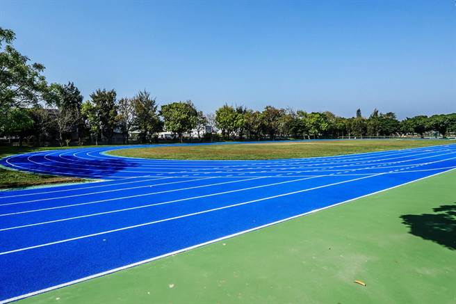 竹北市凤岗国中操场跑道完成修缮，校园环境焕然一新。（罗浚滨摄）