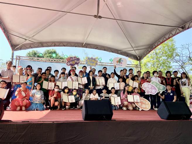 宜蘭縣政府13日上午在丟丟噹森林廣場舉辦「宜蘭2022閩客原新多元文化教育嘉年華」，推廣閩南語、客語、原住民族語及新住民語四大族群，促進族群文化融合。（吳佩蓉攝）