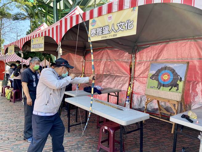 宜蘭縣政府13日上午在丟丟噹森林廣場舉辦「宜蘭2022閩客原新多元文化教育嘉年華」，推廣閩南語、客語、原住民族語及新住民語四大族群，促進族群文化融合。（吳佩蓉攝）
